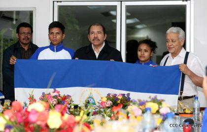Presidente Daniel abandera a atletas nicaragüenses que participarán en Juegos Olímpicos y Paralímpicos Río 2016
