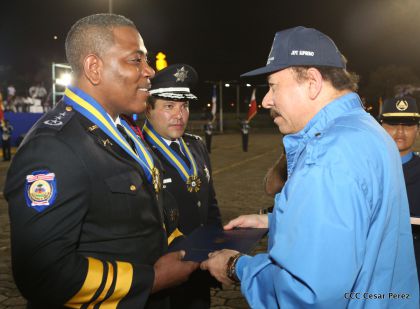 Daniel y Rosario presiden Acto del 37 Aniversario de la Policía Nacional