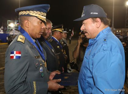 Daniel y Rosario presiden Acto del 37 Aniversario de la Policía Nacional