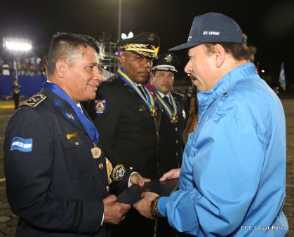 Daniel y Rosario presiden Acto del 37 Aniversario de la Policía Nacional