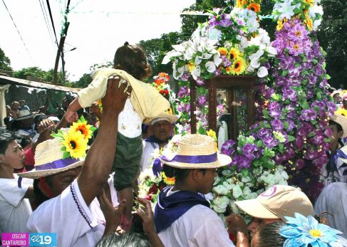 Miles de promesantes acompañan a Santo Domingo de Abajo