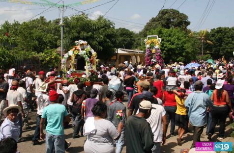 Miles de promesantes acompañan a Santo Domingo de Abajo