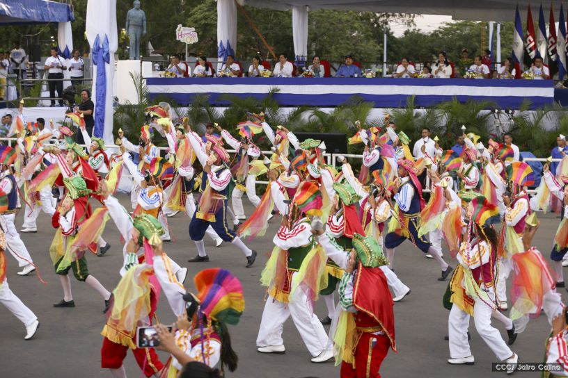 Más Fotos del Desfile Patrio en la Avenida de Bolívar a Chávez