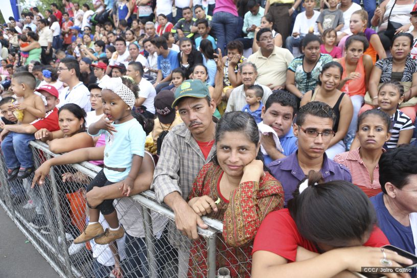 Más Fotos del Desfile Patrio en la Avenida de Bolívar a Chávez