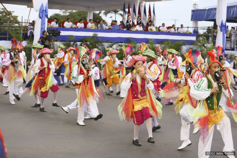 Más Fotos del Desfile Patrio en la Avenida de Bolívar a Chávez
