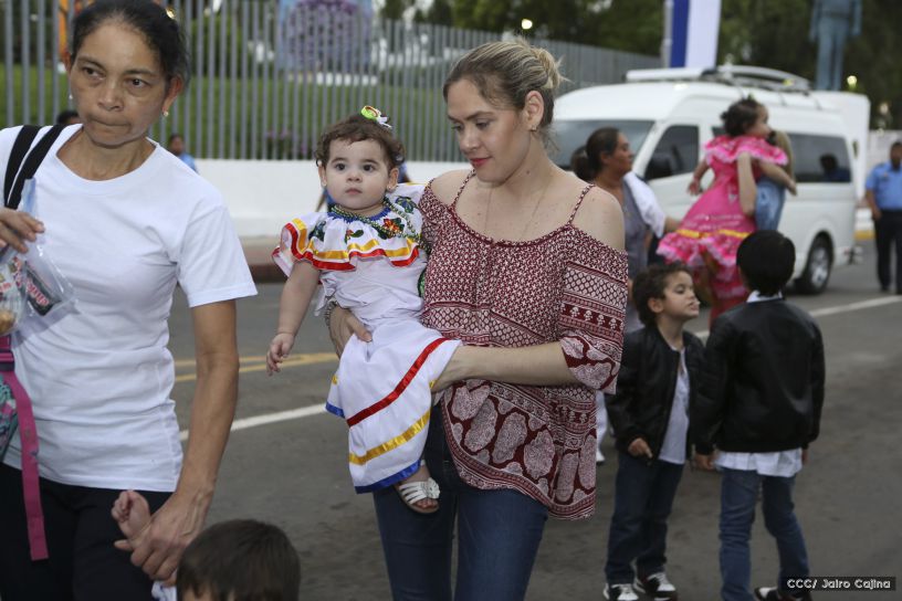 Más Fotos del Desfile Patrio en la Avenida de Bolívar a Chávez
