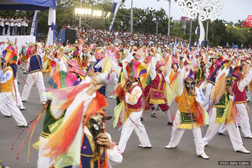 Más Fotos del Desfile Patrio en la Avenida de Bolívar a Chávez