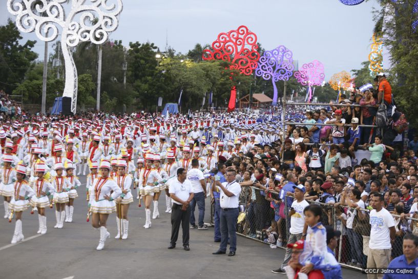 Más Fotos del Desfile Patrio en la Avenida de Bolívar a Chávez