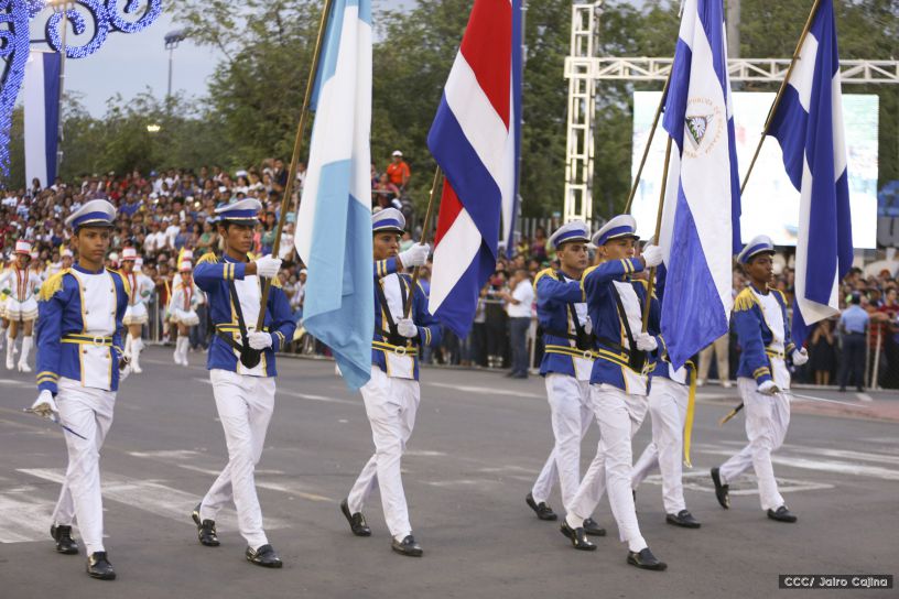 Más Fotos del Desfile Patrio en la Avenida de Bolívar a Chávez
