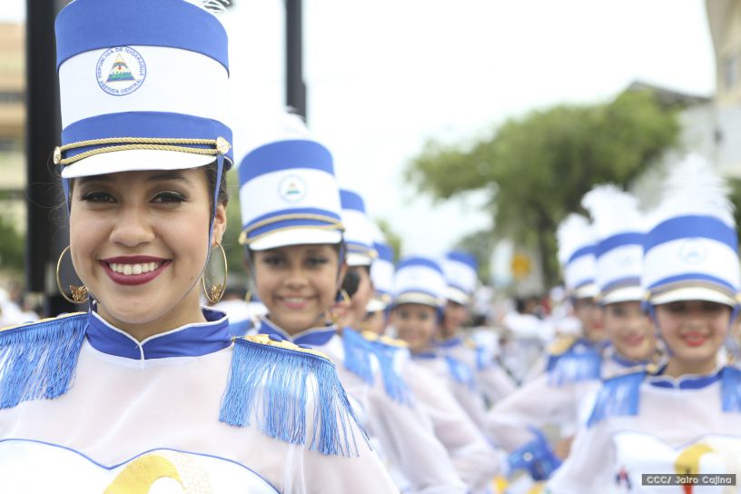 Más Fotos del Desfile Patrio en la Avenida de Bolívar a Chávez