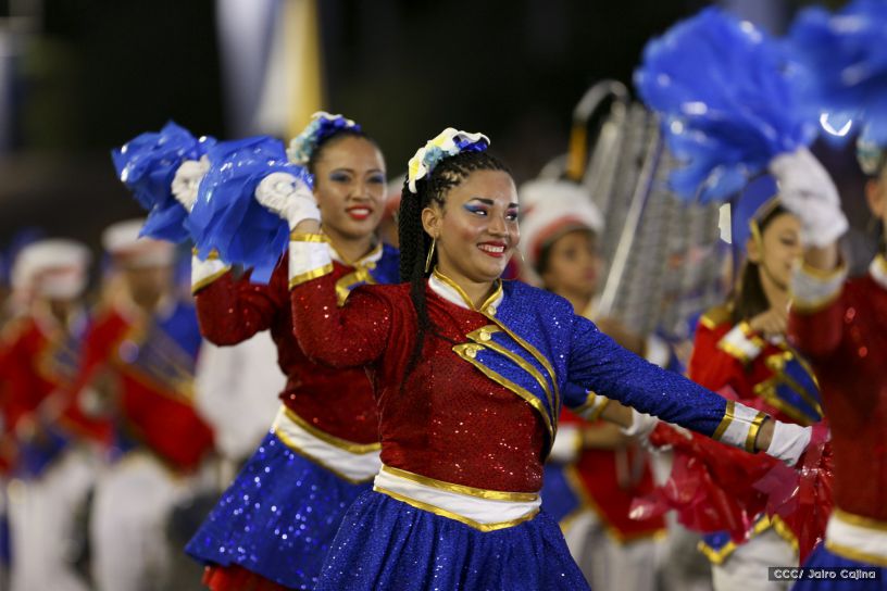 Más Fotos del Desfile Patrio en la Avenida de Bolívar a Chávez