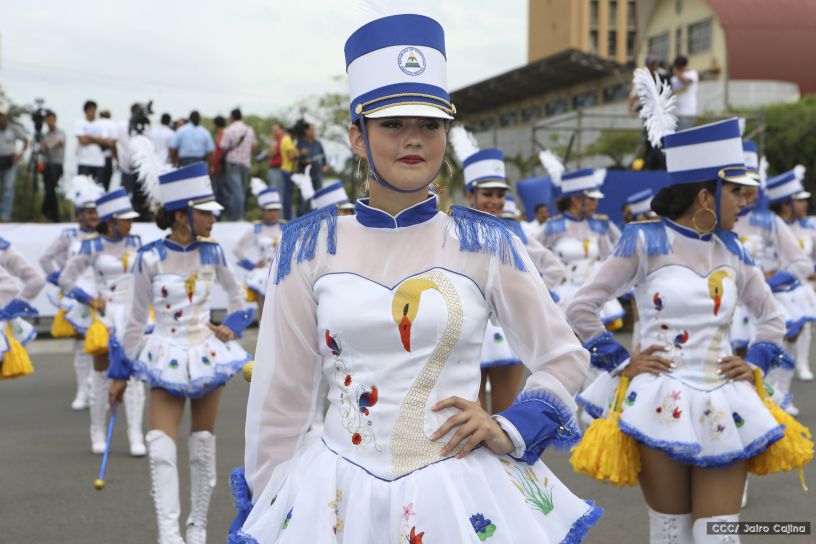 Más Fotos del Desfile Patrio en la Avenida de Bolívar a Chávez