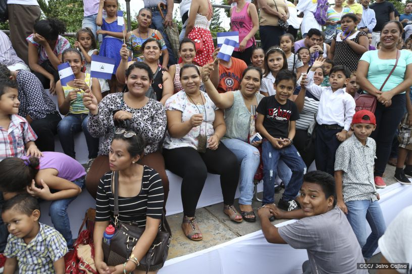Más Fotos del Desfile Patrio en la Avenida de Bolívar a Chávez