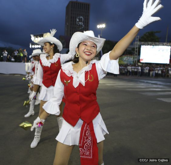 Más Fotos del Desfile Patrio en la Avenida de Bolívar a Chávez