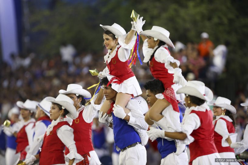 Más Fotos del Desfile Patrio en la Avenida de Bolívar a Chávez