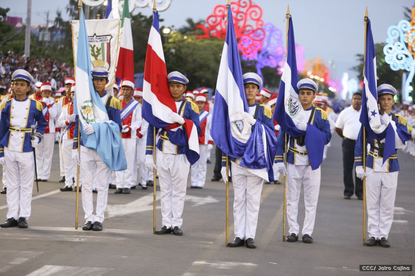 Más Fotos del Desfile Patrio en la Avenida de Bolívar a Chávez