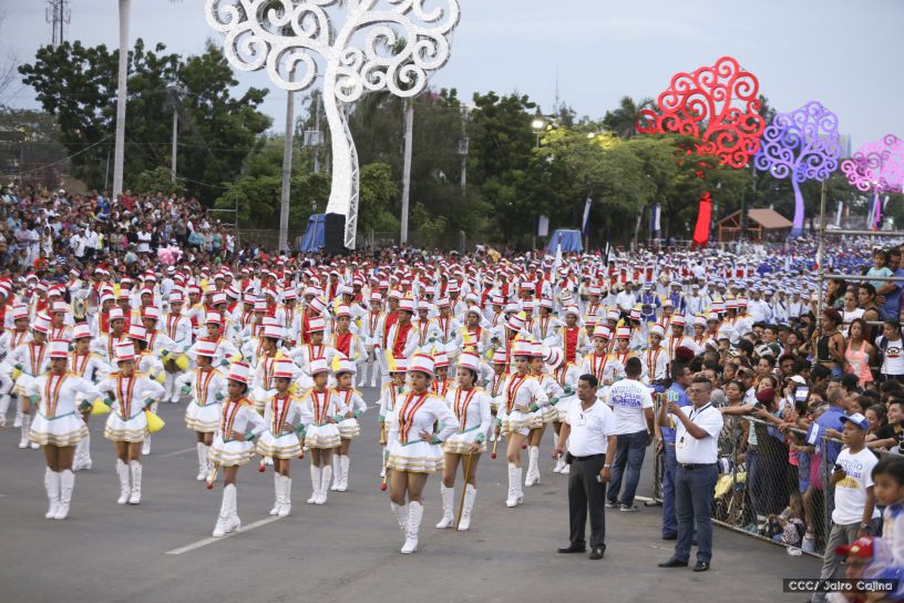Más Fotos del Desfile Patrio en la Avenida de Bolívar a Chávez