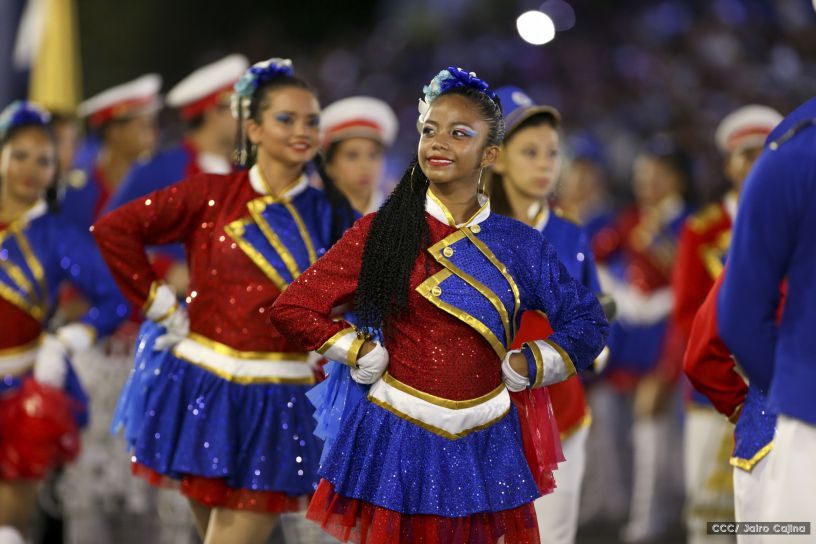 Más Fotos del Desfile Patrio en la Avenida de Bolívar a Chávez
