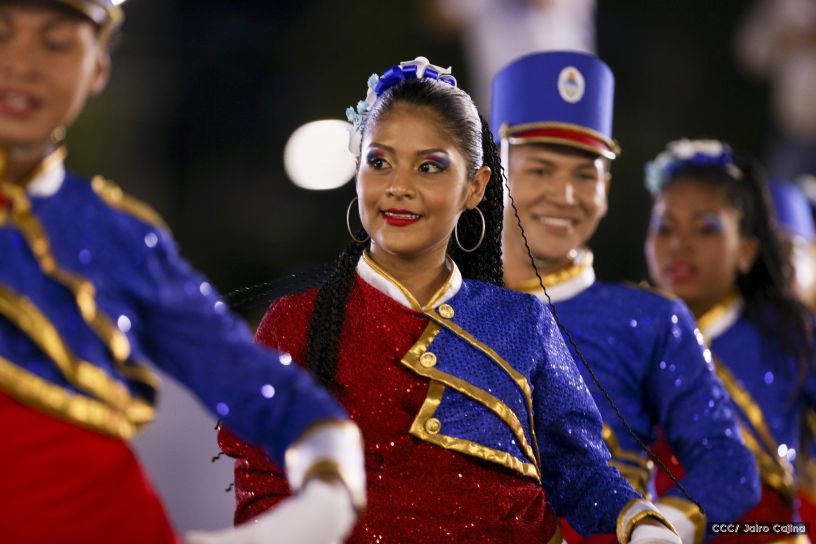 Más Fotos del Desfile Patrio en la Avenida de Bolívar a Chávez