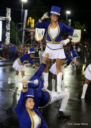 Más Fotos del Desfile Patrio en la Avenida de Bolívar a Chávez