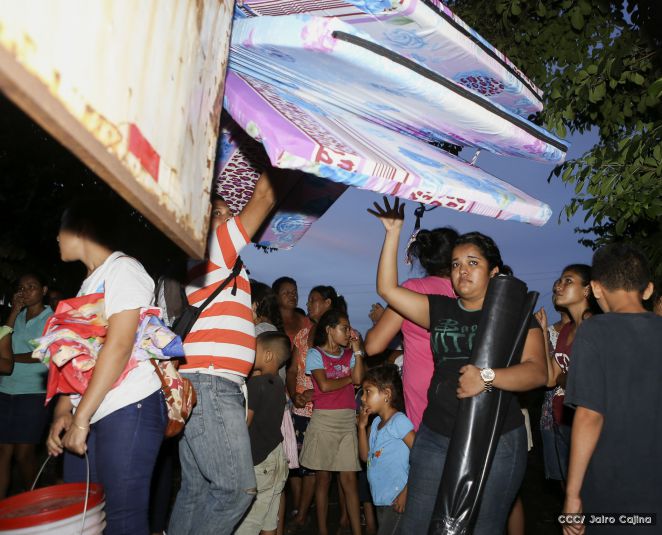 Entregan primera respuesta a familias tras sismo cerca de Cerro El Hoyo