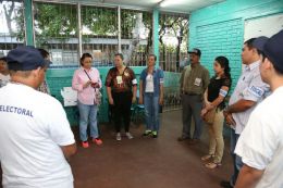Población comienza a llegar a los centros de votación de todo el país