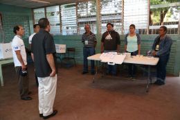 Población comienza a llegar a los centros de votación de todo el país