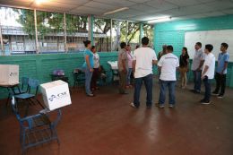 Población comienza a llegar a los centros de votación de todo el país