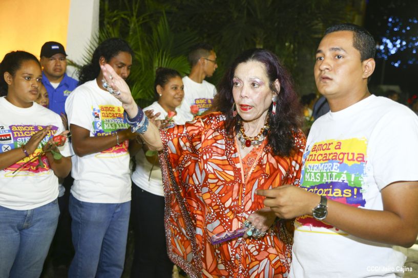 Daniel y Rosario conmemoran el 40 Aniversario del Tránsito a la Inmortalidad del Comandante Carlos Fonseca