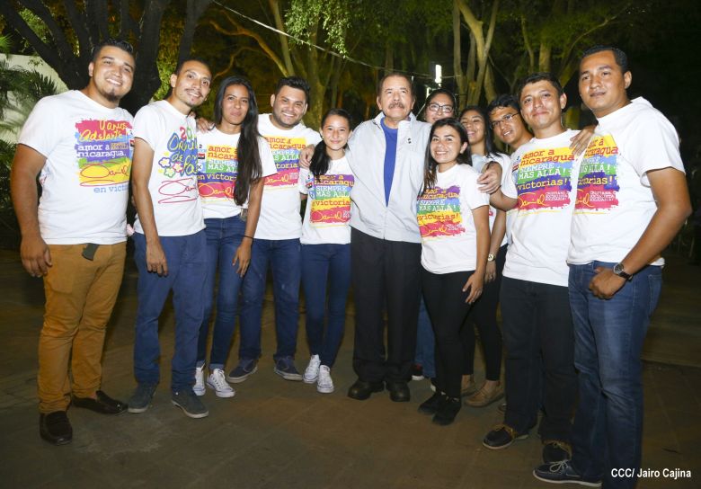 Daniel y Rosario conmemoran el 40 Aniversario del Tránsito a la Inmortalidad del Comandante Carlos Fonseca