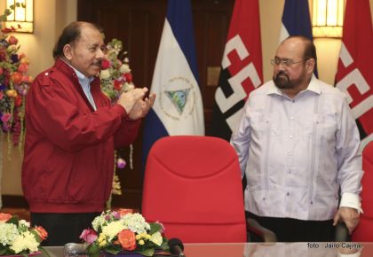 Daniel y Rosario reciben credenciales de Presidente y Vicepresidenta de Nicaragua