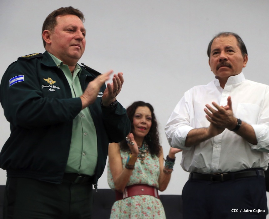 Presidente Daniel recibe Memoria Anual 2012 del Ejército de Nicaragua