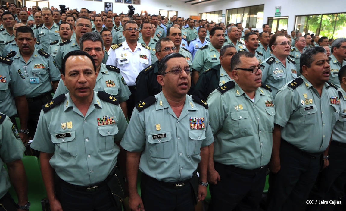 Presidente Daniel recibe Memoria Anual 2012 del Ejército de Nicaragua