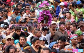 Miles de fieles acompañan a Santo Domingo en su regreso a Las Sierritas