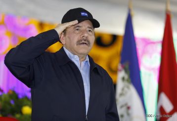 Antorcha Centroamericana es recibida por Daniel y Rosario