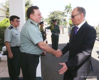 Delegación sostiene encuentro con Comandancia del Ejército