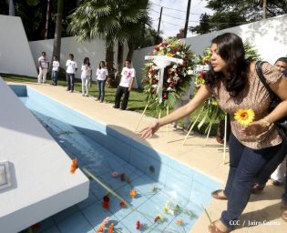 Pueblo coloca ofrendas florales en honor al Comandante Carlos Fonseca