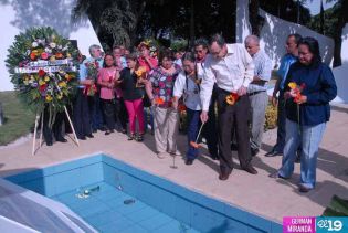 Pueblo coloca ofrendas florales en honor al Comandante Carlos Fonseca