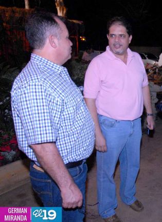 Altares a la Virgen en Avenida de Bolívar a Chávez