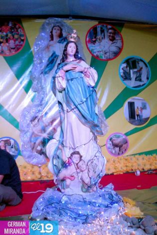 Altares a la Virgen en Avenida de Bolívar a Chávez