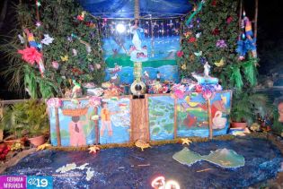 Altares a la Virgen en Avenida de Bolívar a Chávez