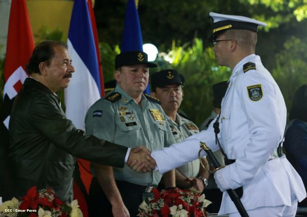 Daniel y Rosario presiden XVIII acto de graduación de cadetes del Ejército