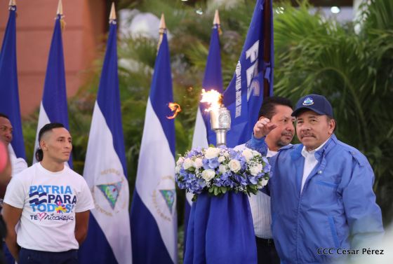 Presidente Daniel Ortega y vicepresidenta Rosario Murillo reciben la Antorcha de la Libertad y la Unidad Centroamericana