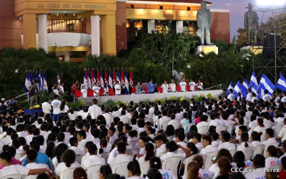 Presidente Daniel Ortega y vicepresidenta Rosario Murillo reciben la Antorcha de la Libertad y la Unidad Centroamericana