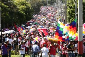 Capitalinos caminan en defensa de sus derechos y en solidaridad con Bolivia