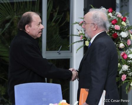 Presidente Daniel Ortega y vicepresidenta Rosario Murillo en ameno encuentro con director de RAE