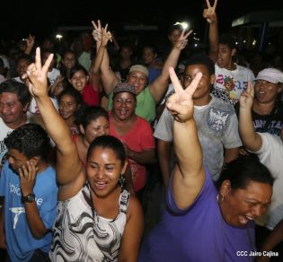 Familias de Blufields celebran victoria FSLN en la Costa Caribe