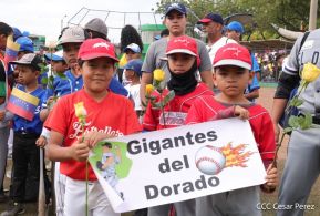 Ṕequeños deportistas rinden homenaje al Comandante Hugo Chávez