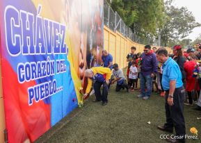 Ṕequeños deportistas rinden homenaje al Comandante Hugo Chávez