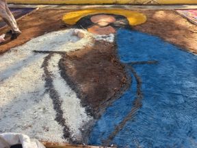 Alfombras Pasionarias: Arte que brota de las manos de un Pueblo de Fé, un Pueblo Cristiano